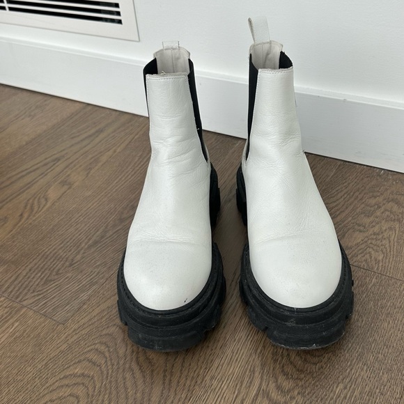 White Boots - Picture 2 of 6